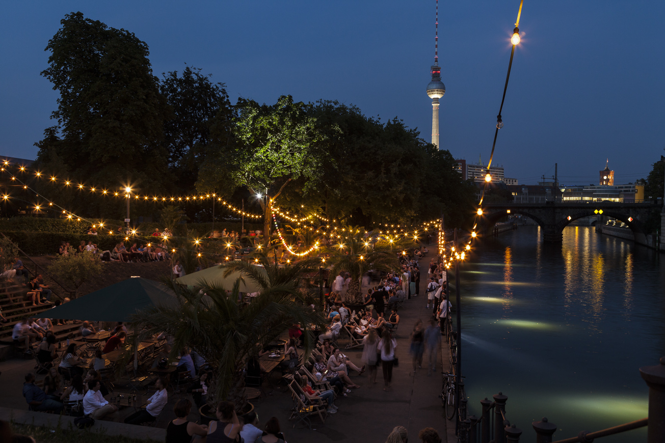 Strandbar Mitte - Biergarten am Monbijoupark bei Nacht