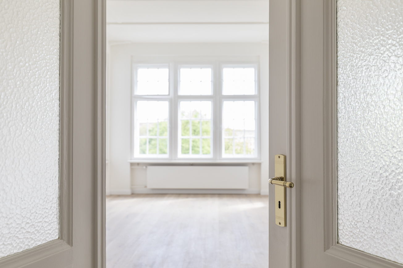 Berliner Altbauzimmer mit Flügeltüren zum Wohnzimmer