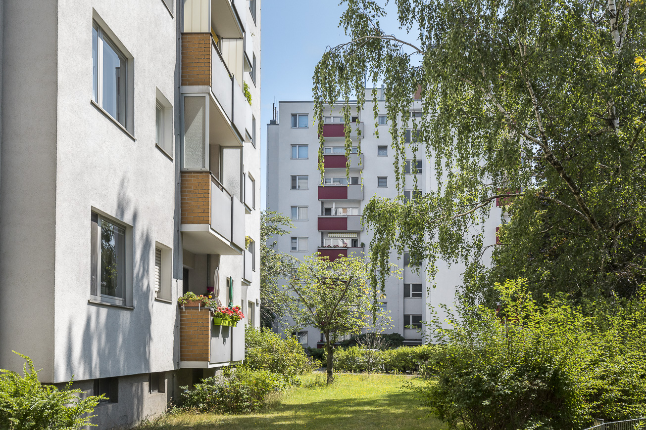 Neubau-Fassade eines Hochhaues in Reinickendorf